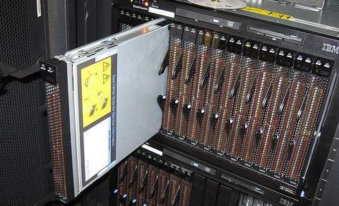 6141a4aa2ab29.jpg 機架式服務器和刀片服務器有何區別.jpg